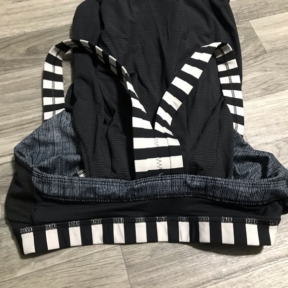 Lululemon Black and White built in bra; size 6 - Picture 7 of 8